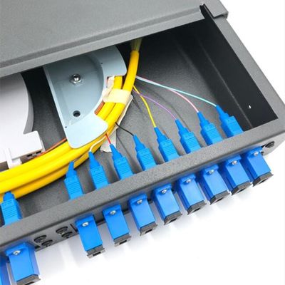 1U Raf Montajlı Yama Paneli Fiber Optik 19&quot; 24 Çekirdekli SC LC, Ekleme Tepsileri ile